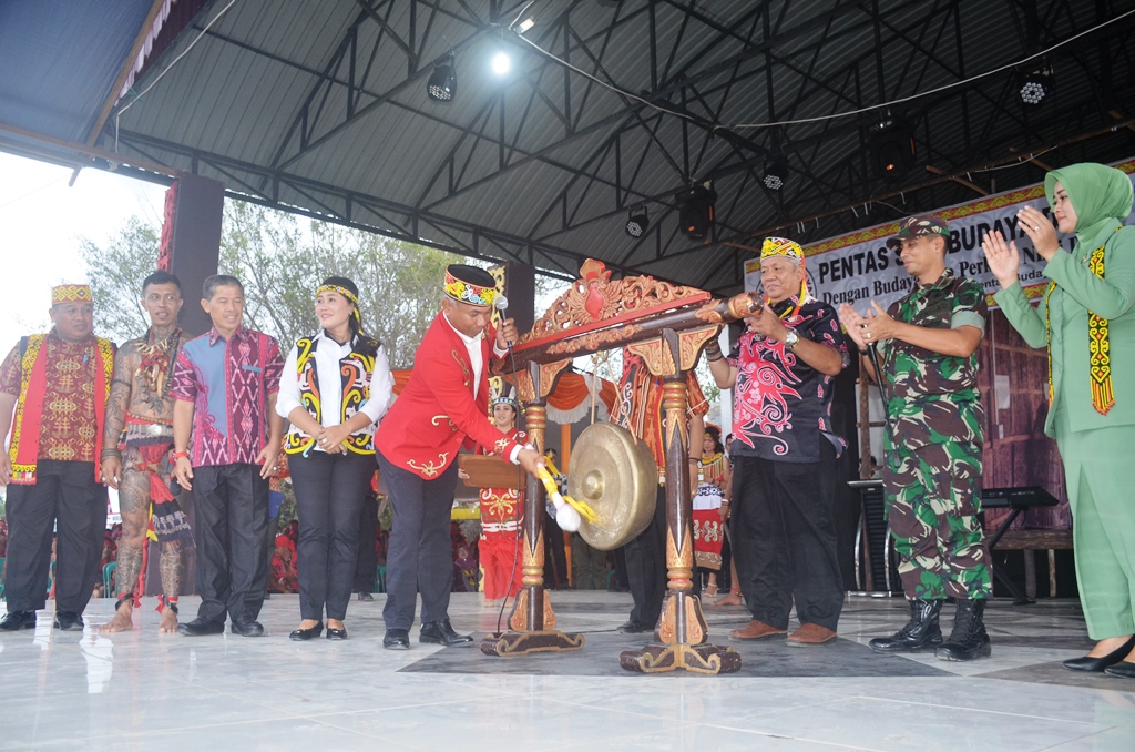 Bupati Martin Rantan membuka Even tahuan Pentas seni Budaya Dayak ke VI ditaman Budaya Pendopo Bupati Ketapang