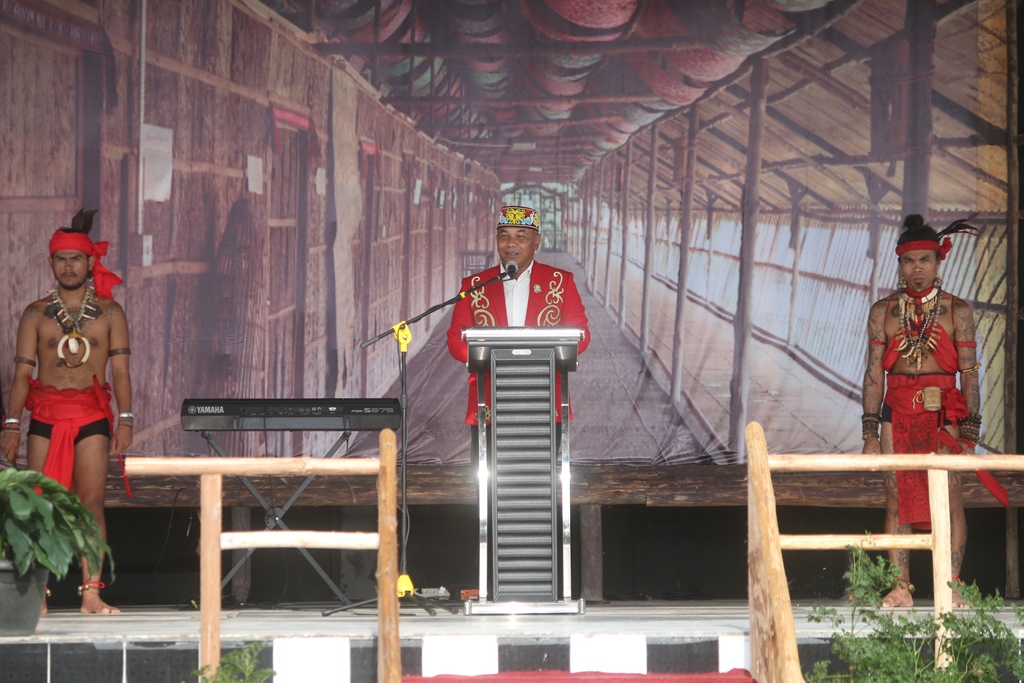 Bupati Martin Rantan saat memberikan sambutan pada pembukaan pentas seni budaya Dayak