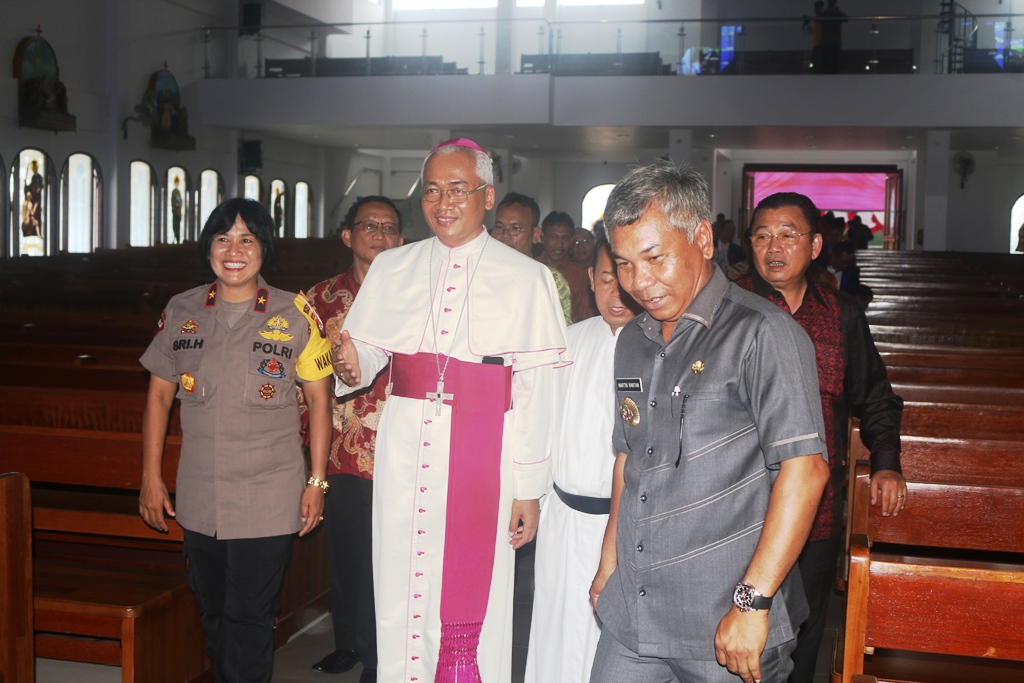 Bupati Martin rantan, Wakapolda Kalbar Brigjen Sri Handayani, mantan Gubernur Kalbar Cornelis, dan sejumlah pejabat melihat dalam gedung Greja Santo Agustinus paya Kumang ketapang