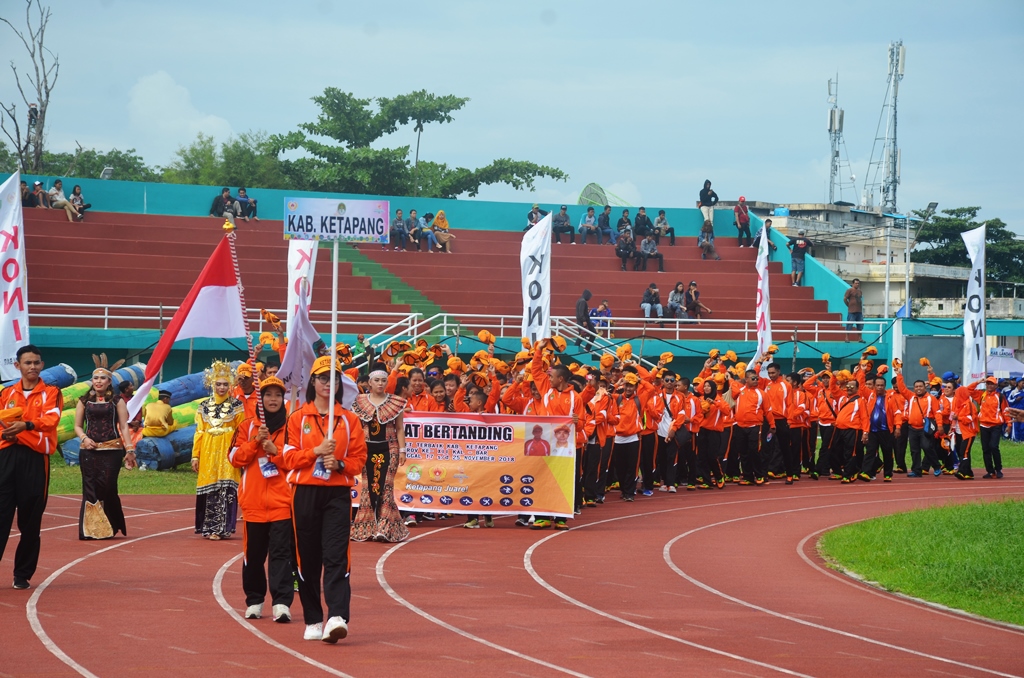 Kontingen Porprov ke XII Kabupaten Ketapang melintasi podium pada parade opening ceremony PORPROV ke XII di SSA