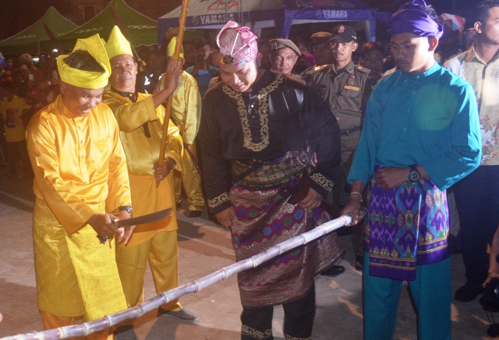 Bupati Martin Rantan memasuki lokasi kegiatan dengan terlebih dahulu diharuskan memotong tebu untuk menuju ke Pentas Acara FSBM di taman budaya pendopo Bupati Ketapang.2