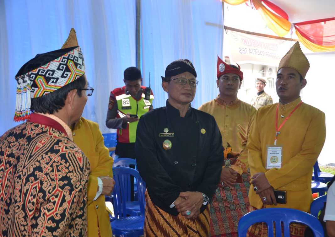 bersama-peserta-yang-menunggu-jadwal-test-wabup-tinjau-monitor-yang-tampiljkan-hasil-test-peserta-secara-nasional-3-1067x755