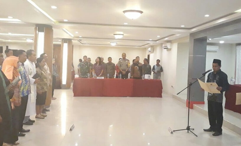 Ketua KPU, Tedi Wahyudin melantik 40 anggota PPK tambahan, Rabu (2/1) malam.