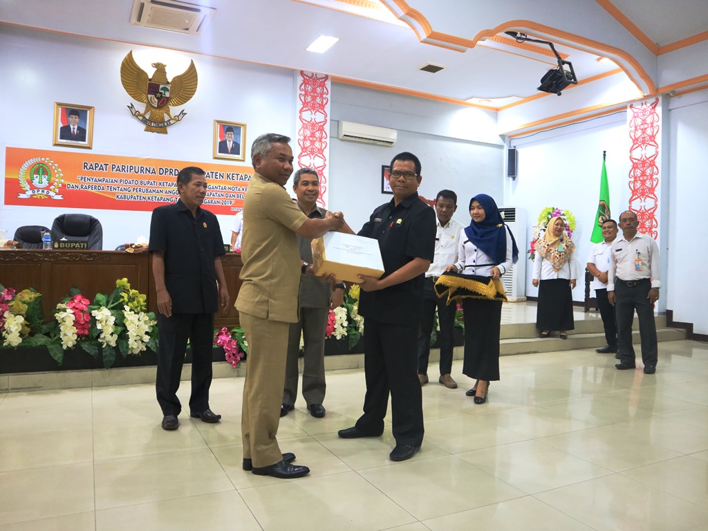 Bupati Martin rantan menyerahkan dokumen RAPBD perubahan tahun 2019 kepada Wakil Ketua DPRD Elmanto usai sidang Paripurna di gedung DPRD Ketapang