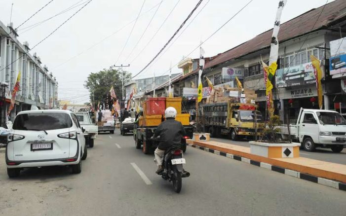 Bongkar Muat di Jalan Merdeka Ganggu Lalu Lintas