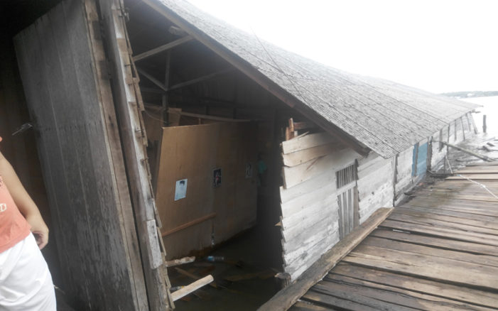 Enam Rumah Ambruk Diterjang Angin dan Gelombang