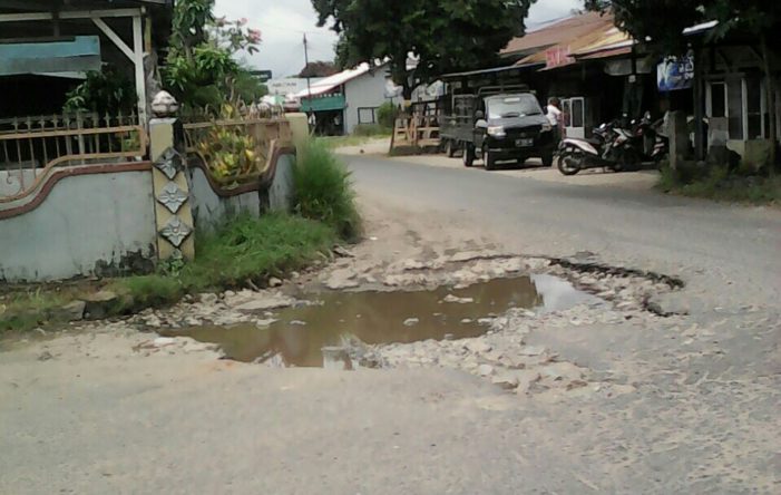 Hati-Hati Lubang Menganga di Persimpangan Jalan Transito