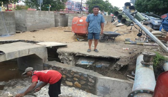 Truk Terperosok Tak Terkait Proyek Drenase Dinas PU