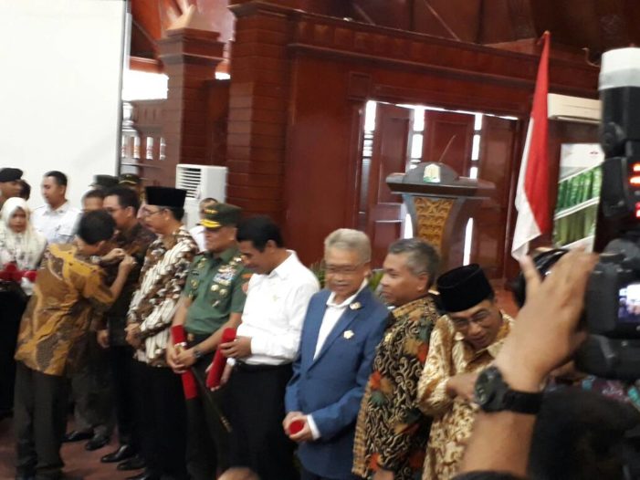 Bupati Ketapang Dianugerahi Lencana Emas Adhi Bhakti