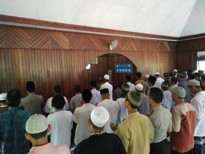 Masyarakat Bersama Polisi Salat Ghoib Untuk Korban Bom Kampung Melayu