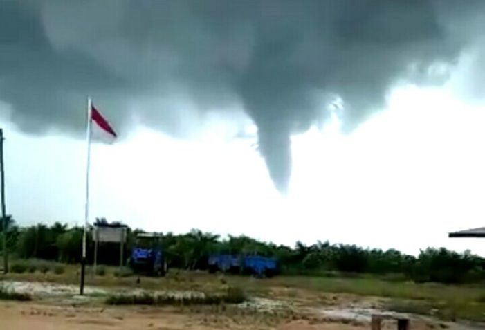 Fenomena Kumpalan Awan di Padang 12