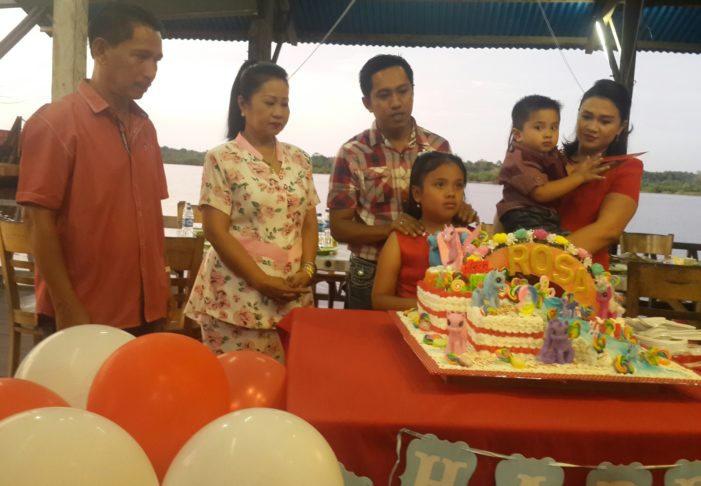 Rosa Henrik Ulang Tahun, Suapan Kue Potongan Pertama Untuk Sang Oma
