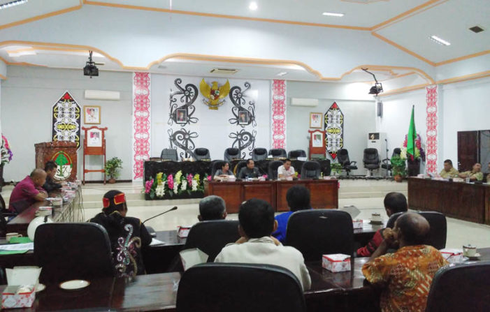 Tuntut Hak, Buruh “Geruduk” Gedung DPRD