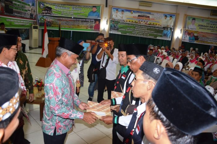Bupati Ketapang lepas Jemaah Calon Haji di Batam