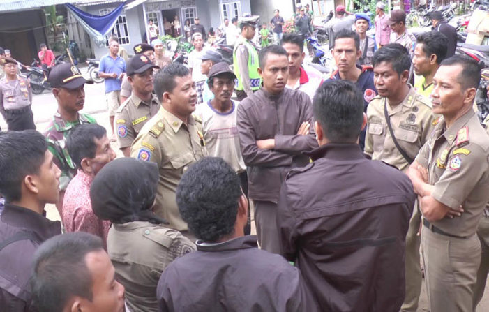Pedagang Sukadana Gagalkan Sat Pol PP Gusur Pasar