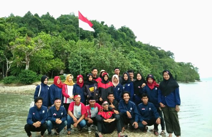 Bendera Merah Putih Berkibar di Pulau Penibung Mempawah
