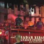 Petugas Pemadam Kebakaran saat berupaya memadamkan api, Jumat (25/8) dini hari.