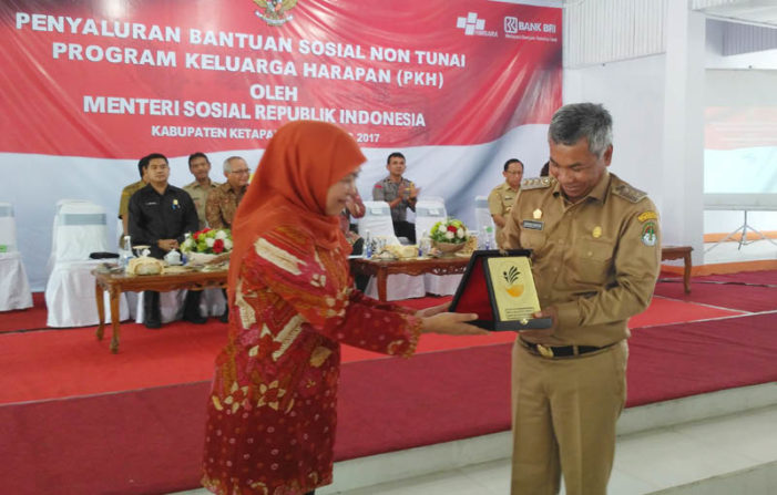 Bupati Ajak Penerima PKH Tanam Ubi Kayu