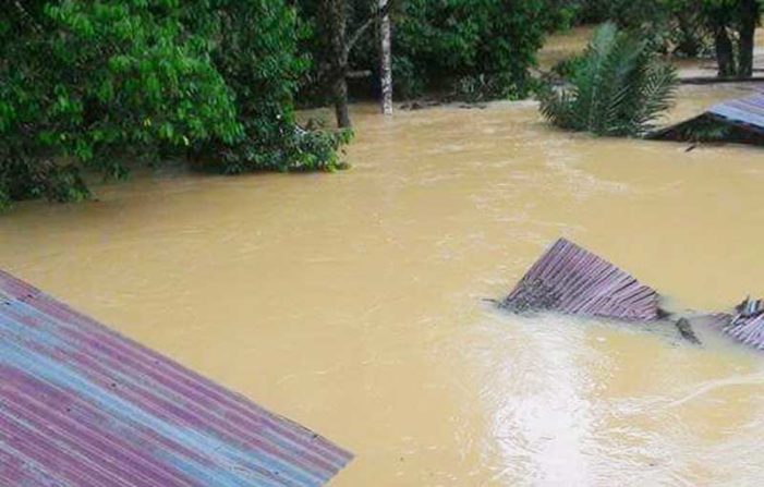 Dua Rumah Hanyut Terseret Banjir