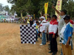 Bupati Kibarkan Bendera Start Tanda dimulainya Grass Track Kejurnas Region IV