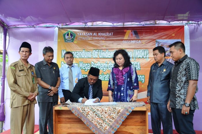 Bank Mega Berbagi Rehab Gedung SMA AL Kahirat Ketapang