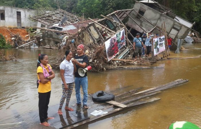 Warga Berorasi di Sisa Reruntuhan Bencana Banjir