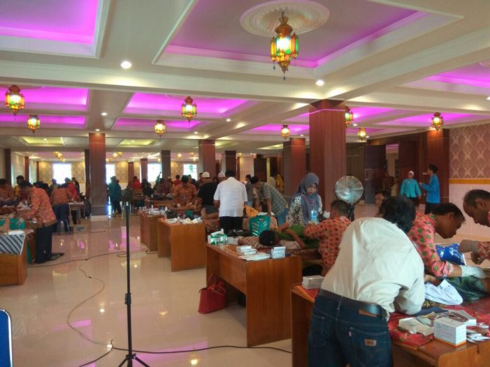 Ratusan Anak Sunatan Massal di Masjid Agung Al-Ikhlas