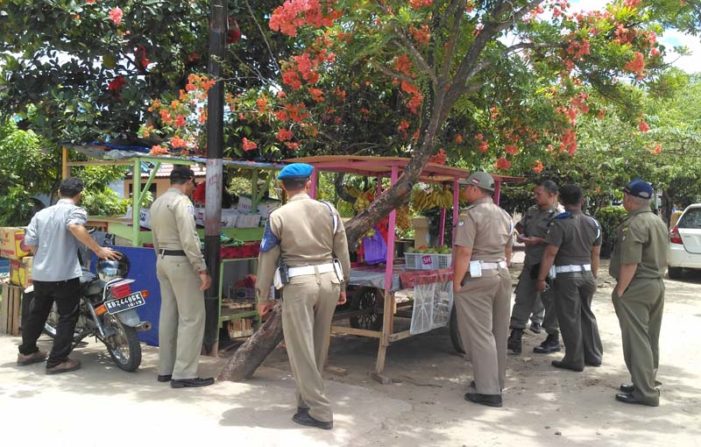 Pol PP Tertibkan Pedagang Kaki Lima