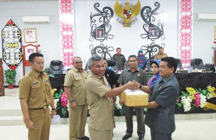 Bupati Serahkan Nota Keuangan Perubahan APBD 2017