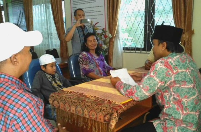 Yogi Mualaf Cilik ini Gunakan Handuk Sebagai Sajadah Saat Sholat