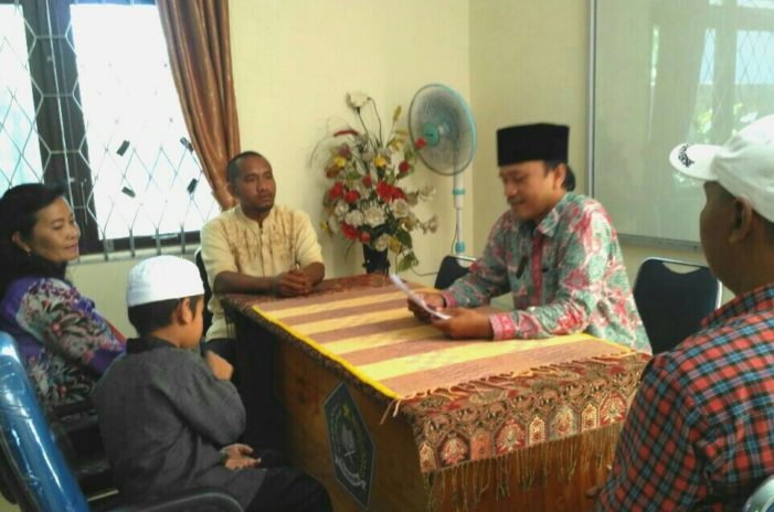 Disaksikan Ibu Kandungnya, Anak Usia 8 Tahun ini Peluk Agama Islam