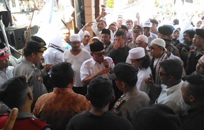 Massa Tak Berhasil Temui Wakil Rakyat