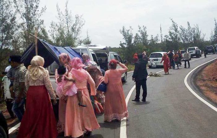 Pick Up Bermuatan Orang Terjungkal di Padang 12