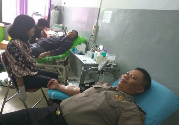 Anggota Polri Donor Darah Diperayaan Natal Gabungan