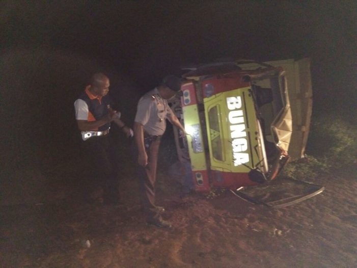 Dump Truck Bermuatan Kayu Belian Terguling, Kernet Meninggal