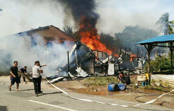 Dua Ruko Satu Rumah Di Pasar Satong Membara