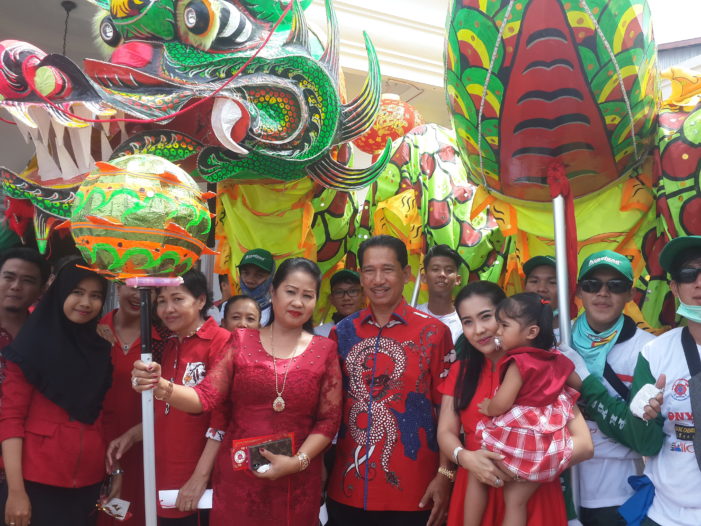 Mantan Bupati Henrikus Disambangi Dua Ekor Naga Besar Sepanjang 50 Meter