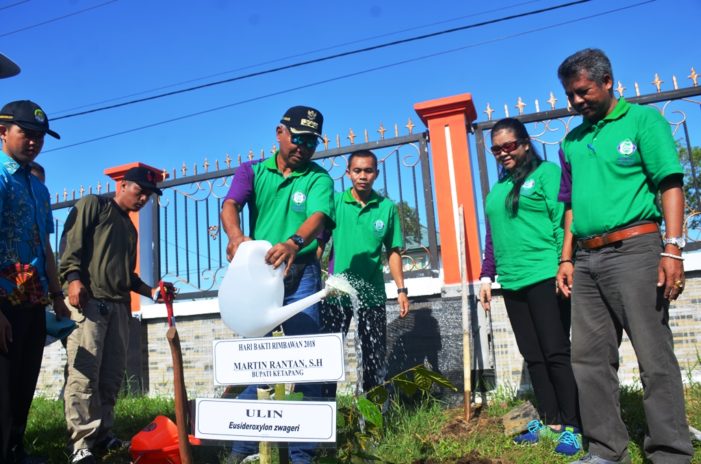 Peringatan Hari Bahkti Rimbawan ke 35, Tanam 90 Jenis Pohon Langka