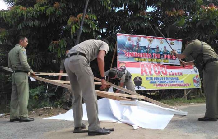 Panwas Ketapang Tertibkan Alat Peraga Kampanye Illegal