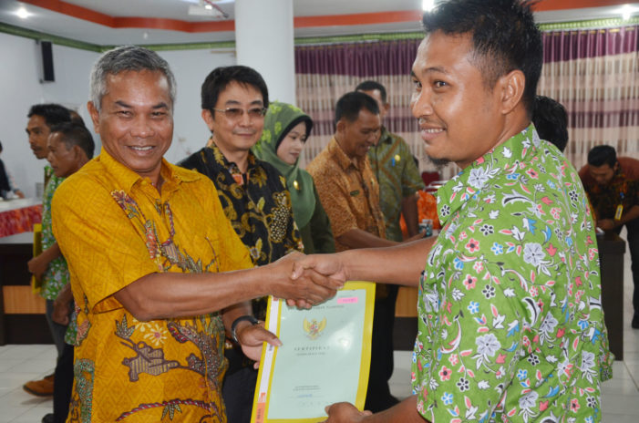 Bupati Ingatkan Petani Jangan Jual Sertifikat Kebun Sawit