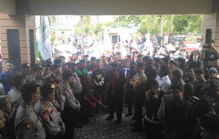 Ratusan Massa SBSI Ketapang Gelar Aksi ke DPRD