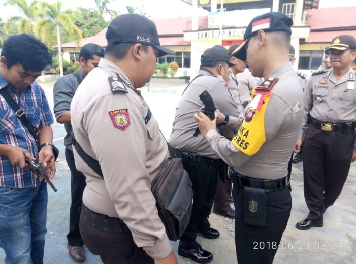 Waka Polres Periksa Senjata Api Yang Digunakan Anggota