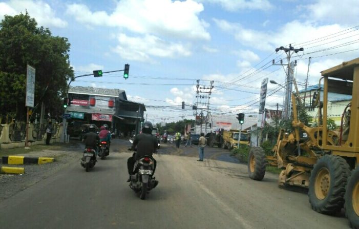 Hamburan Batu Kerikil Simpang Polres Sudah Licin