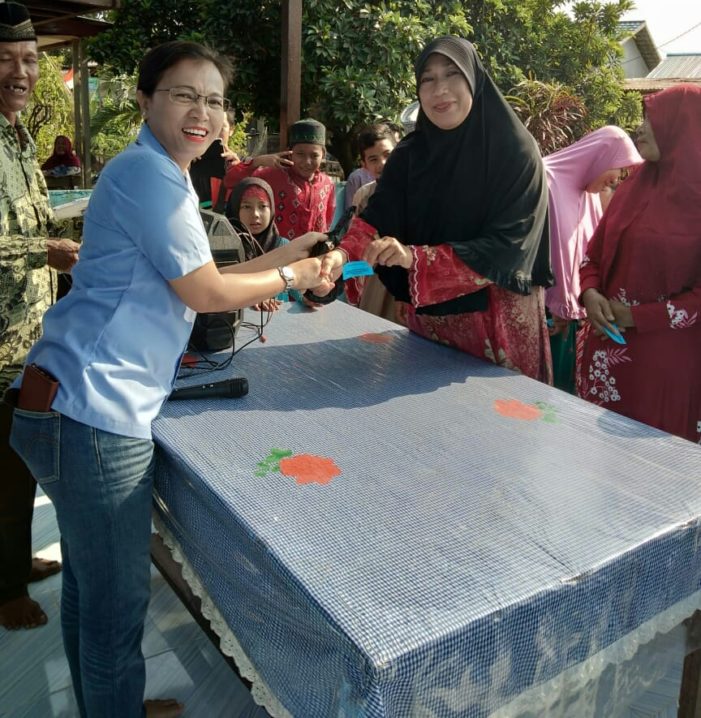 Pulang Kampung, Anggota DPR RI Erma Suryani Ranik Bagikan Ratusan Daging Kurban