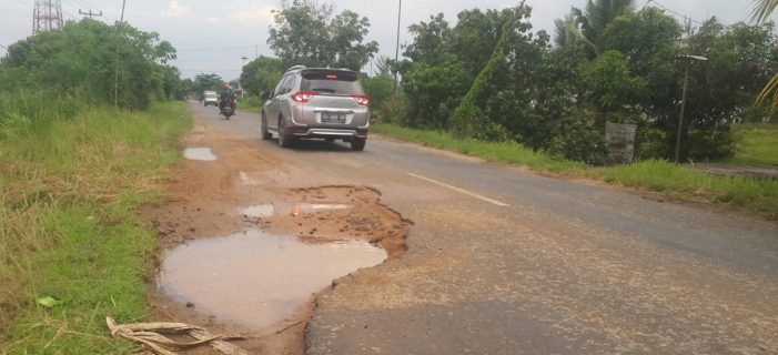 Rawan Kecelakaan, Jalan Nasional Dihiasi Banyak Lubang