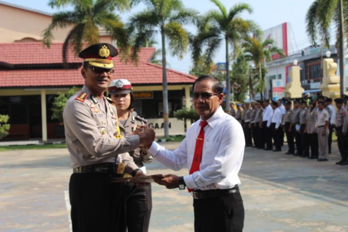 Kapolres Ketapang Berikan Reward Anggota Polres Berprestasi