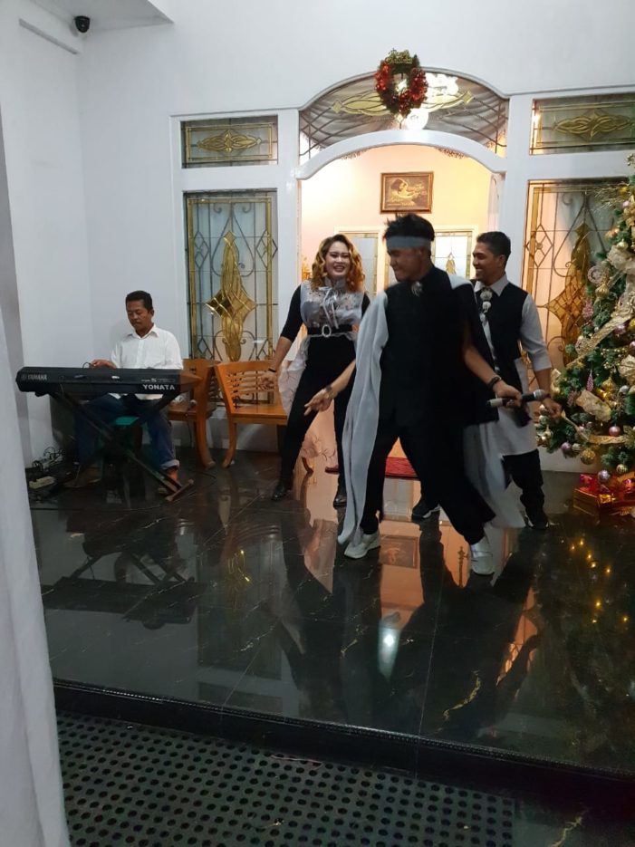 Mantan Bupati Henrikus Rayakan Tahun Baru Bersama Warga