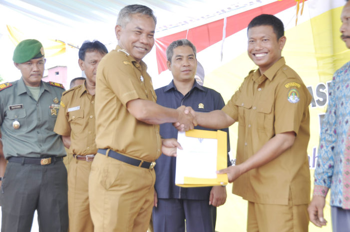 Bupati Ketapang Serahkan 50 Indikator Desa Mandiri Benua Kayong