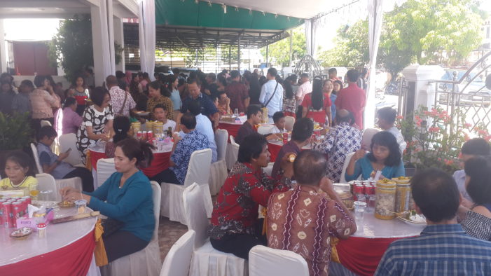 Open House Paskah, Warga Padati Kediaman Mantan Bupati Henrikus