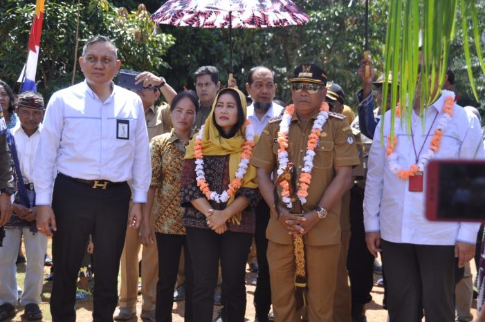Diresmikan Bupati, Akhirnya Masyarakat Desa Nanga Kelampai Nikmati Listrik Negara